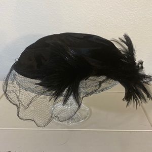 PARKRIDGE EXCLUSIVES VINTAGE 1940s 1950s HAT NETTING FEATHERS VELVET BLACK